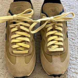 VEJA SDU women’s sneakers like new size 6 US Tan/Black